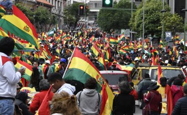 Evo Morales dimitió de la presidencia este domingo en un mensaje televisivo luego de tres semanas de protestas contra su reelección y tras perder el apoyo de las fuerzas armadas y la policía. AFP