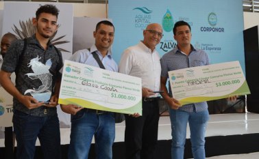 El gerente de Aguas Kpital, Hugo Vergel, posa con los ganadores de la categoría Frailejón, Luis Eusebio Carrillo Martínez y Jesús Eduardo García. Junto con ellos el ganador en la categoría Cóndor, Carlos Andrés Ramírez Medina. Cortesía
