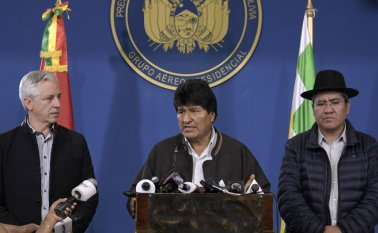 El presidente denunció la noche del sábado que había sido incendiada la casa de su hermana Esther en Oruro, así como la del gobernador oficialista de esa región del sur de Bolivia, Víctor Hugo Vásquez. AFP