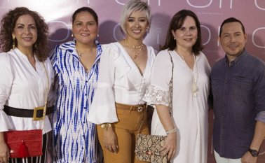 Claudia Morelli, Zully Niño, Maribel Ochoa, Ana Milena Mutis y Alex Ferré. Juan Pablo Cohen/La Opinión