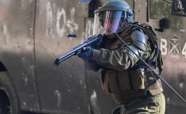 El gobierno informó que el uso de armamento no letal está dentro de los protocolos a los que se ciñe la Policía para controlar los disturbios, pero admitió errores cometidos por uniformados. AFP