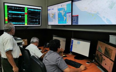 Técnicos en el Observatorio Ambiental de El Salvador verificaron la información brindada por los mareógrafos y boyas en la cuenca del Pacífico, arrojando que los nivel del oleaje eran normales. Tomada de Twitter @MedioAmbienteSV