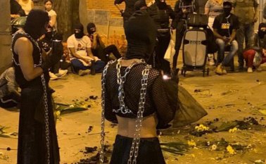 Esta obra era una acción performática con danza que hace parte de una iniciativa del Museo y la Alcaldía de Medellín para activar el espacio público de la Comuna 10 mediante artes vivas. El Colombiano