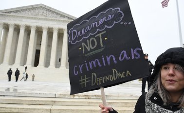 Cientos de personas se han parado a protestar a las afueras de la Casa Blanca en Washington para defender los derechos de los "dreamers", que podrían ser deportados temporalmente a sus países de origen. AFP