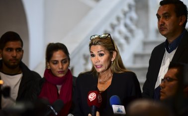 Añez, de 52 años, dijo estar confiada en que el Senado conseguirá reunir a los 19 de los 36 escaños necesarios para poder llevar a cabo la sesión, ya que "parlamentarios del Movimiento al Socialismo (el partido de Morales) también están dispuestos a que esta incertidumbre, a que este vandalismo y esta inestabilidad que tenemos en el país se termine". AFP