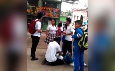 El bus, que estaba encendido y se encontraba en una rampa dentro de la institución, empezó su marcha hacia atrás sin control y atropelló a varios niños. Colprensa