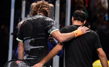 Tsitsipas jugará por el título el domingo con el ganador del duelo entre el austriaco Dominic Thiem (N.5) y el defensor del título, el alemán Alexander Zverev (N.7). AFP