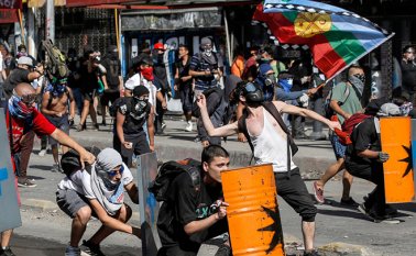 El 12 de noviembre, junto a un llamado a huelga general, volvieron a estallar violentos enfrentamientos, saqueos e incendios en Chile. En un esperado mensaje, el presidente Sebastián Piñera propuso un acuerdo por la paz y se abstiene de volver a sacar a los militares a la calle.
 AFP