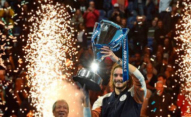 Stefanos Tsitsipas derrotó el domingo a Dominc Thiem, tras remontarlo con parciales de 6-7, 6-2 y 7-6 en un juego que duró 2 horas y 35 minutos. AFP