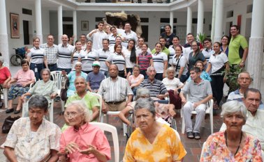 Varias empresas, como Centrales Eléctricas, se han comprometido a hacerle la vida más amena a los abuelitos con celebraciones de cumpleaños y juegos didácticos.
César Obando
