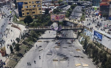 Las manifestaciones más violentas se han concentrado los últimos días en Cochabamba (centro). Allí, campesinos cocaleros chocaron el viernes con el ejército y la policía, con saldo de nueve muertos, según la Comisión Interamericana de Derechos Humanos (CIDH), que elevó a 23 el saldo de víctimas desde el estallido de la crisis.  AFP