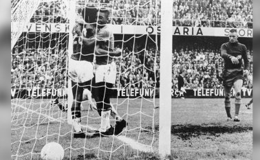 Tras el gol, Pelé fue a buscar la pelota, la besó y en segundos quedó rodeado de una multitud. Archivo