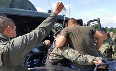 El Ejército Nacional realizó el traslado de los dos patrulleros heridos a un centro médico de Cúcuta.  Ejército