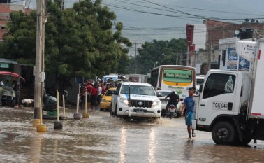 Así permanecía este martes la vía principal de La Parada. Mario Caicedo