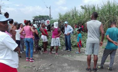 En la vía que comunica Miranda, Cauca, con Candelaria, Valle, se presentan protestas de comunidades afrodescendientes, a raíz de la dificultad en el acceso al servicio de agua potable. Colprensa