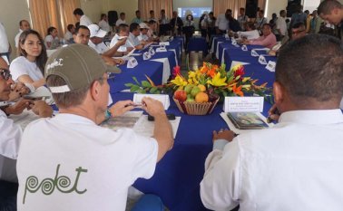 En El Tarra se desarrolló la sesión de la estrategia Catatumbo Sostenible, con la presencia de los alcaldes del Catatumbo y representantes de la institucionalidad. Aunque el alto consejero, Emilo Archila, tenía previsto reunirse con la comunidad brubucanina del resguardo motilón-barí no pudo cumplir la cita por cuestiones de seguridad.
Cortesía