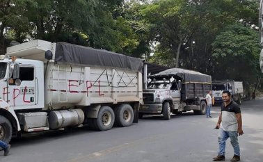 Se conoció que los choferes fueron obligados a parar la marcha y a bajarse de los vehículos mientras los delincuentes marcaron los grafitis. Cortesía