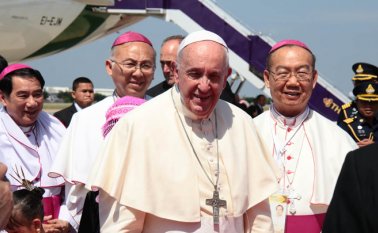 Sonriente, el papa Francisco a su llegada ayer al aeropuerto internacional de Bangkok. AFP