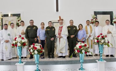 Los sacerdotes José Gustavo González, José Mora, Alonso Ibarra, coronel José Luis Palomino López, Derly de Castrillón, mayor general Ramiro Castrillón, monseñor Fabio Suescún Mutis, coronel Fabián Ospina, Luz Karime Medina, sacerdotes Richard Alexander Moreno, Víctor Manuel Busto y Luis Jesús García. Alfredo Estévez/La Opinión