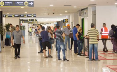 Los viajeros deben estar preparados para alguna eventualidad. Archivo La Opinión