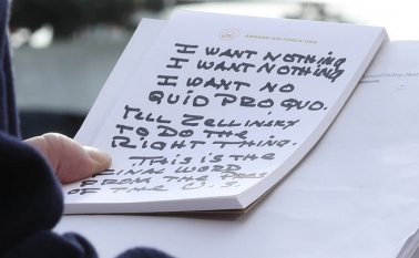 Los apuntes del presidente Trump sobre una cosa por la otra. “No quiero nada, no quiero nada”, le dijo el mandatario a los periodistas. AFP