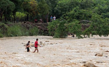 La corriente del río Táchira evitó que los venezolanos cruzaran ayer hacia las trochas colombianas. Además, la Policía desplegó 1.200 uniformados sobre estos pasos irregulares. Mario Caicedo/La Opinión