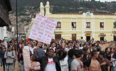 Estudiantes, dirigentes sindicales, maestros, obreros y ciudadanos del común marcharon en completa calma, ayer, en Pamplona. Roberto Ospino y Javier Saravia
