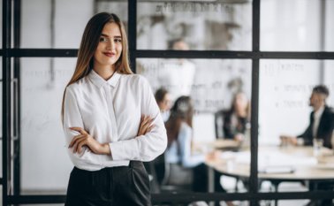 La presión para mostar su mejor cara en una entrevista se siente a escala mundial, pues el 68% de las personas admitió haber usado siempre maquillaje para asistir a una entrevista de trabajo.  Cortesía