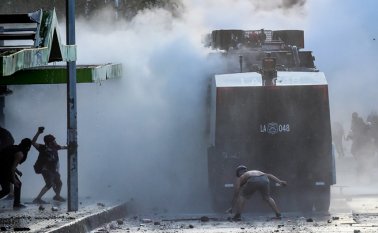 La violenta jornada dejó un saldo de 127 heridos (entre civiles y uniformados) y cerca de 300 detenidos a nivel nacional, según el informe policial. AFP