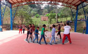 La sede guayabales del colegio San Miguel, en Hacarí, se encuentra cerca de una base militar. La Secretaría de Educación de Norte de Santander aseguró que esto representa un riesgo para los estudiantes de este plantel educativo. Cortesía