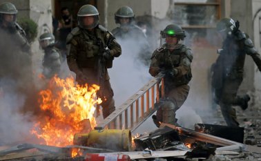 Durante el estallido social que comenzó en Chile el 18 de octubre, Piñera decretó Estado de Emergencia por nueves días, medida que otorga a las Fuerzas Armadas el control de la seguridad de la población y el resguardo de la vía pública, ante las violentas manifestaciones, saqueos e incendios que se produjeron. AFP