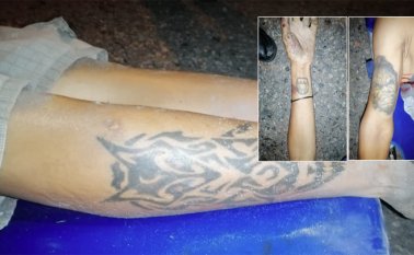 Tres tatuajes tiene el hombre asesinado: uno en la pierna derecha, otro en el antebrazo izquierdo y el rostro del  ‘Grinch’ en el brazo derecho. Cortesía