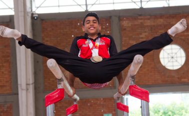 Ángel Barajas fue uno de los gimnastas destacados al alcanzar la única medalla de oro que hasta el momento tiene Norte de Santander en los Juegos Nacionales. Además fue plata por equipos y en suelo. Alfredo Estévez