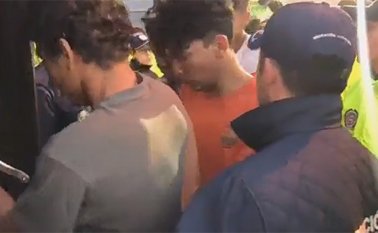 Ffueron trasladados en buses hasta el aeropuerto de la Fuerza Aérea de Catam, para luego ser llevados hasta Puerto Inírida, capital del Guainía, desde donde, por lancha, serán transportados hasta la frontera con Venezuela.  Captura de video