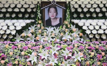 El retrato de la fallecida estrella del K-pop Goo Hara fue rodeado de flores en un altar conmemorativo en un hospital en Seúl.
AFP