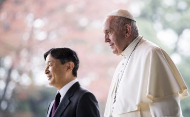 El Papa Francisco se reunió con el emperador japonés Naruhito, en el Palacio Imperial en Tokio, este lunes.
AFP