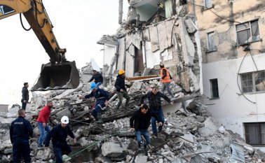 Varias réplicas se sintieron después del temblor principal. La más fuerte alcanzó una magnitud de 5,3, según el Centro Sismológico Euromediterráneo. AFP