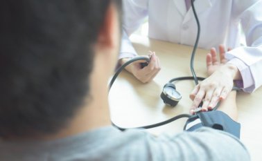 La tensión arterial normal en adultos es de 120/80 mm Hg. Cuando es superior a 140/90 mm Hg, se considera a la persona hipertensa. Freepik.es