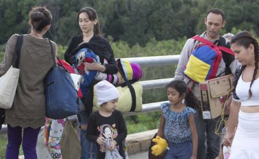 La afluencia de inmigrantes, dependiendo de la velocidad y la escala de las entradas, ejerce presión sobre los mercados laborales para absorberlos, desplazar a algunos trabajadores locales y aumentar la informalidad.  Archivo