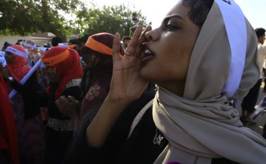 Cientos de sudanesas salieron a la calle el lunes en Jartum con motivo del Día Mundial de la Eliminación de la Violencia contra la Mujer, en la primera concentración de este tipo en Sudán en décadas. AFP