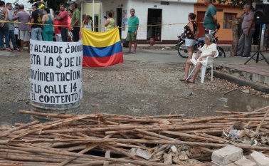 Los vecinos de la calle 14 con avenida 13 mantenían ayer el bloqueo en ese tramo vial, a la espera de que la alcaldía termine los trabajos de pavimentación que se encuentran suspendidos desde el mes anterior.
 Mario Caicedo