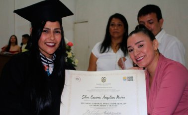 Uno de los técnicos recibiendo su certificación. Centro Tecnológico de Cúcuta
