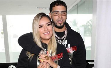 Karol G también recibió un automóvil como regalo de cumpleaños por parte de Anuel AA en febrero. @la100fm