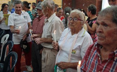 Los habitantes prendieron una vela en el cierre del proceso de reparación, en honor a las víctimas del conflicto armado. Mario Caicedo