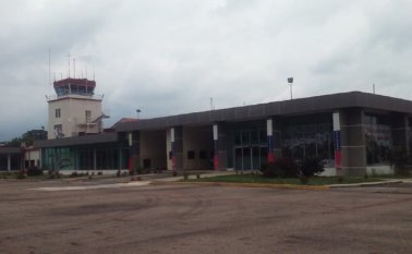 El texto, señala que la suspensión obedece “a un proceso administrativo entre la autoridad aeronáutica INAC (Instituto Nacional de Aviación Civil) y la aerolínea”. Archivo