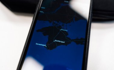 Una imagen tomada este jueves en Moscú muestra un mapa de Apple con la península de Crimea en la pantalla de un teléfono inteligente.
 AFP
