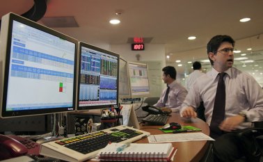 Las tensiones nacionales por causa de las manifestaciones generan temor en los inversionistas extranjeros, salidas de capitales y liquidación de inversiones en activos colombianos.
 Archivo