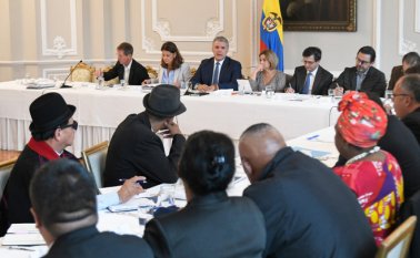 Por la sociedad civil asistieron representantes de las víctimas, las negritudes, indígenas, la Iglesia Católica y algunos congresistas, entre otros.
Colprensa