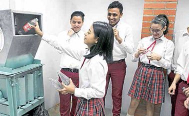 Compactadora de botellas PET, diseñada y fabricada por estudiantes de undécimo grado del colegio Bicentenario, operado por la Universidad de Pamplona. Juan Pablo Cohen