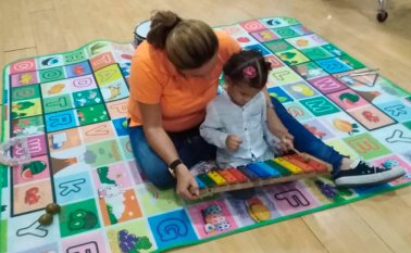 Laura padece ceguera y es una aplicada alumna de la academia de música. Luis Alfredo Estévez